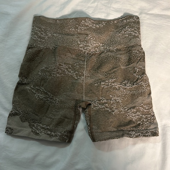 Gymshark Camo Shorts - Picture 2 of 2